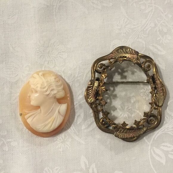 Vintage Cameo Locket/Pin n Goldtone - Picture 2 of 5